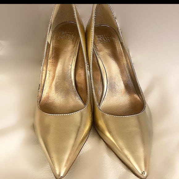 Truth or Dare Gold Pointed Toe Heels. Size 8 - Picture 9 of 9